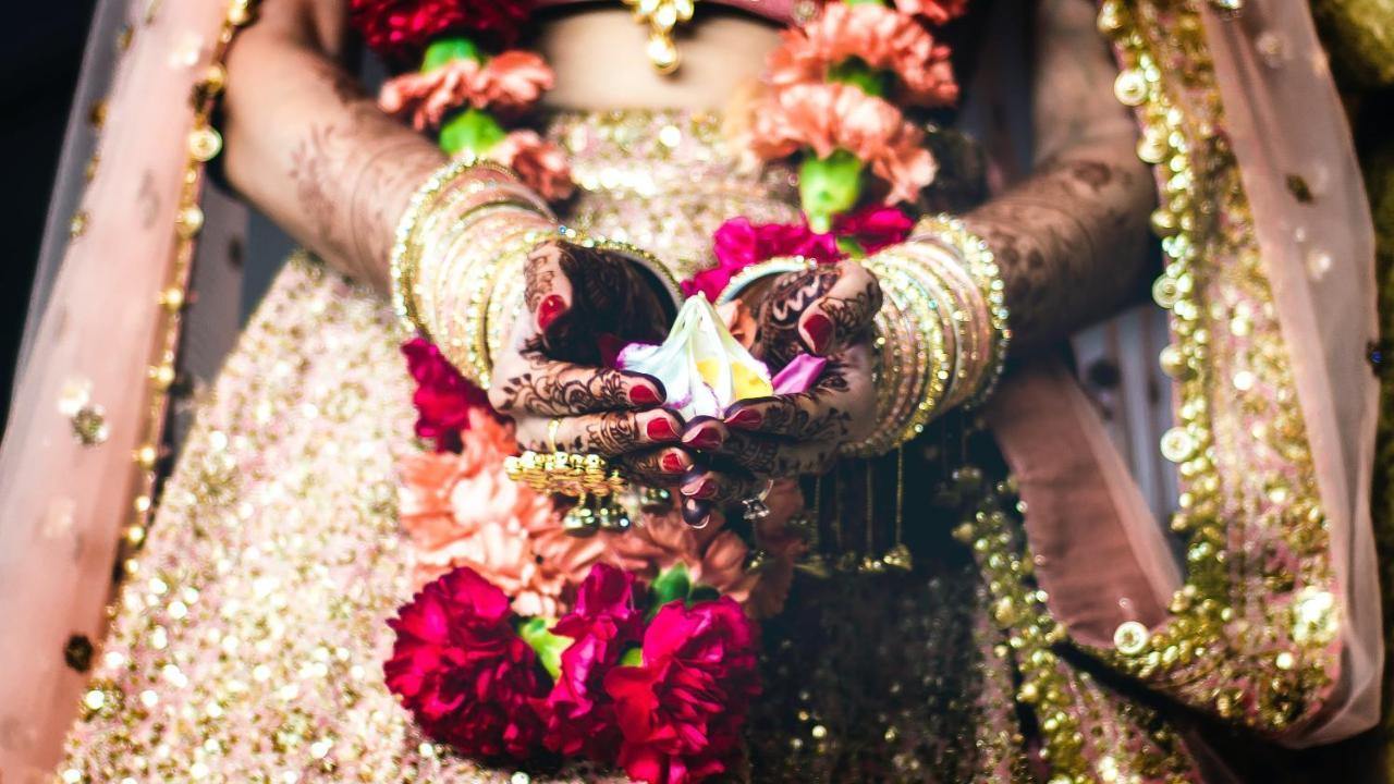 Novotel Chennai Sipcot Exteriör bild Bride holding a pot of haldi