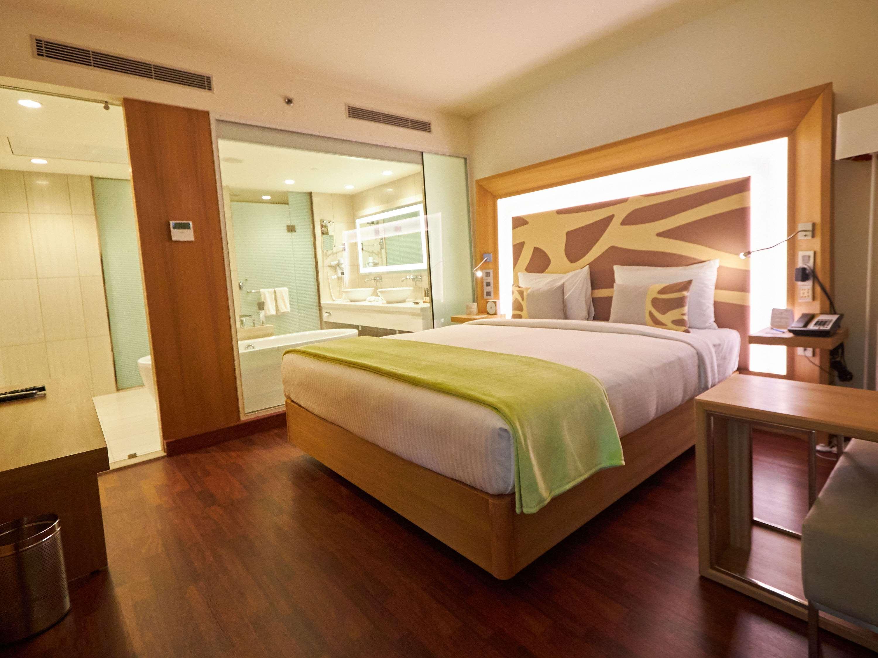 Novotel Chennai Sipcot Exteriör bild A room at the Park Inn