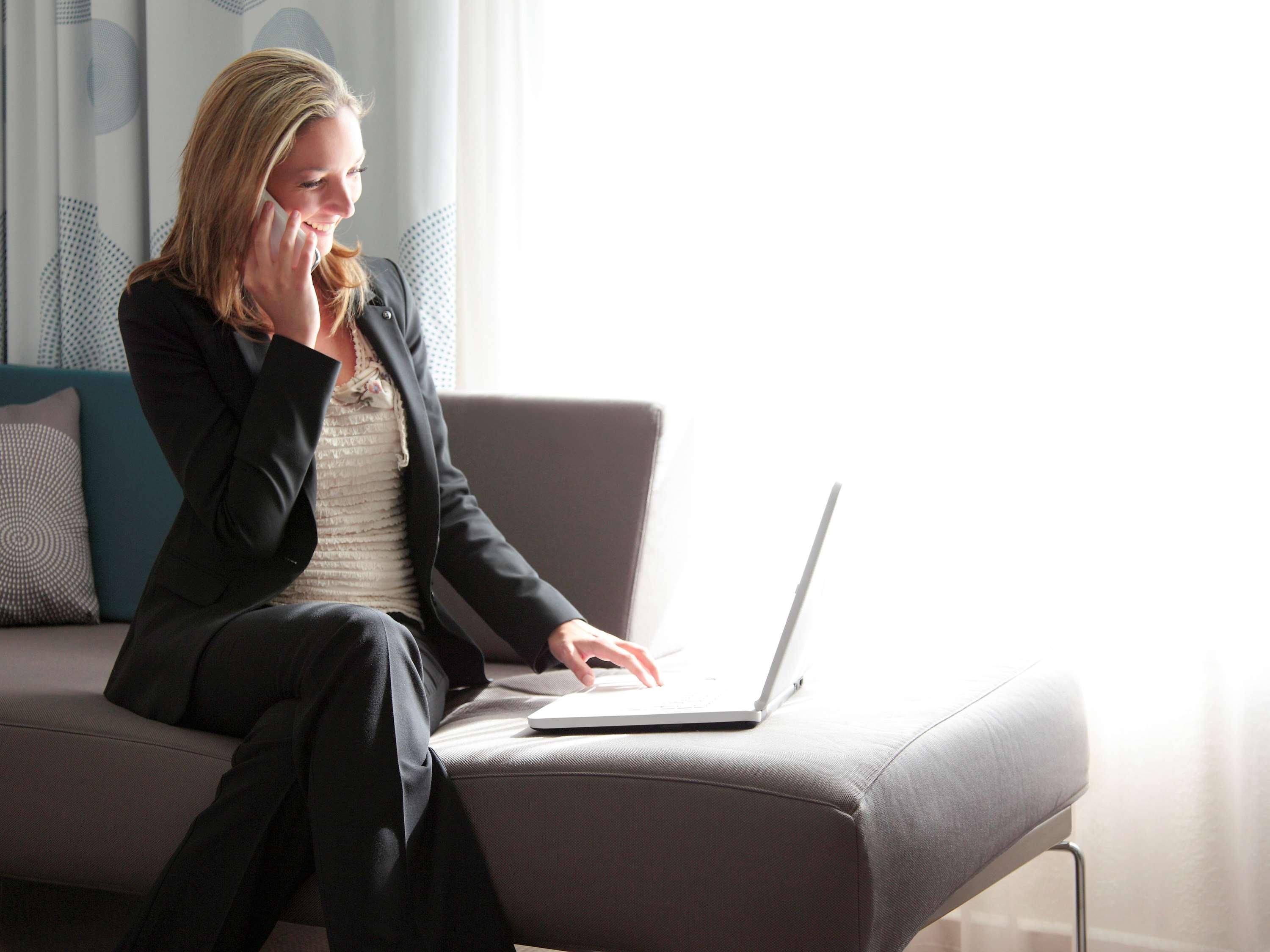 Novotel Chennai Sipcot Exteriör bild A woman working from home