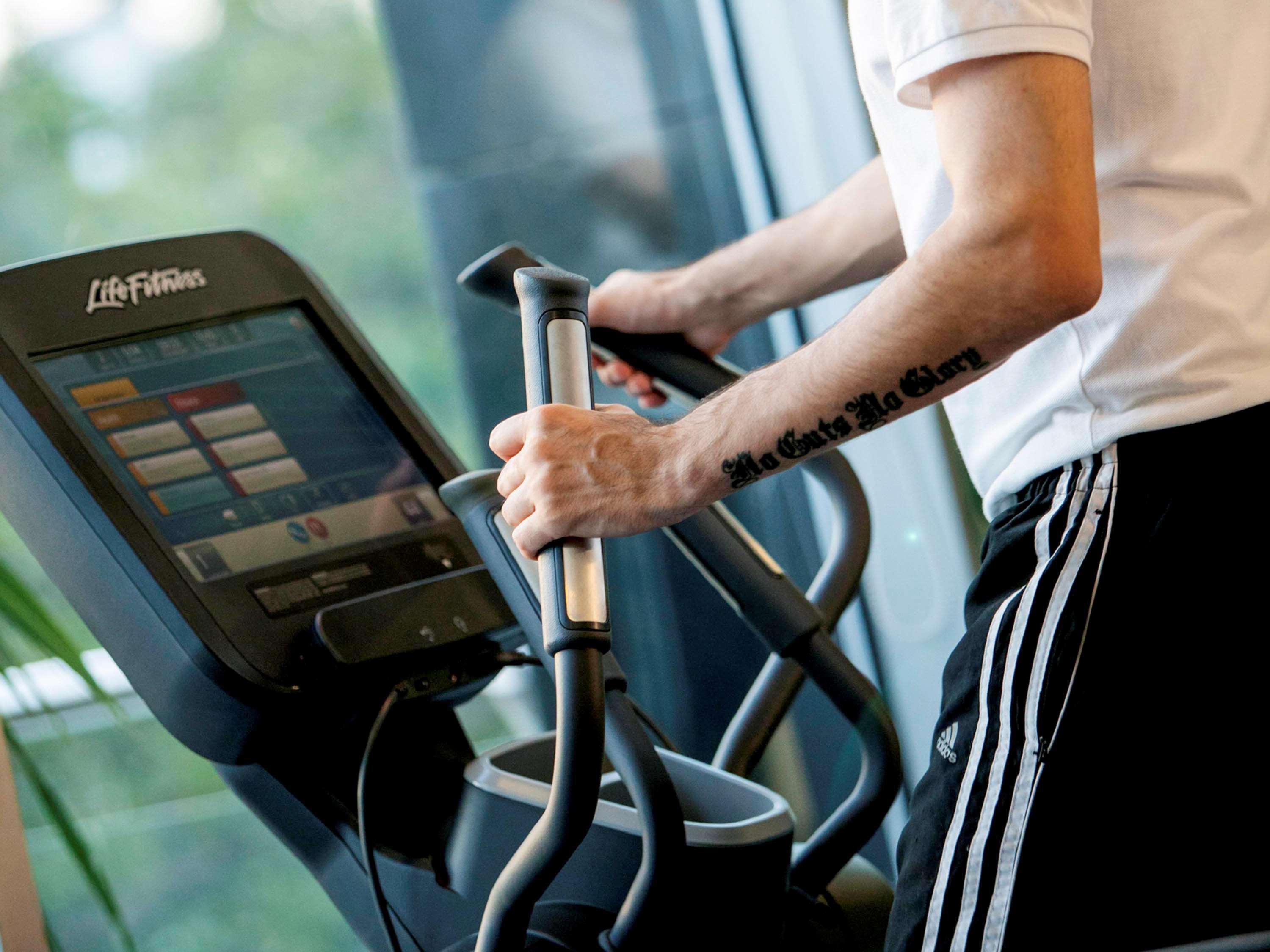 Novotel Chennai Sipcot Exteriör bild A cross trainer