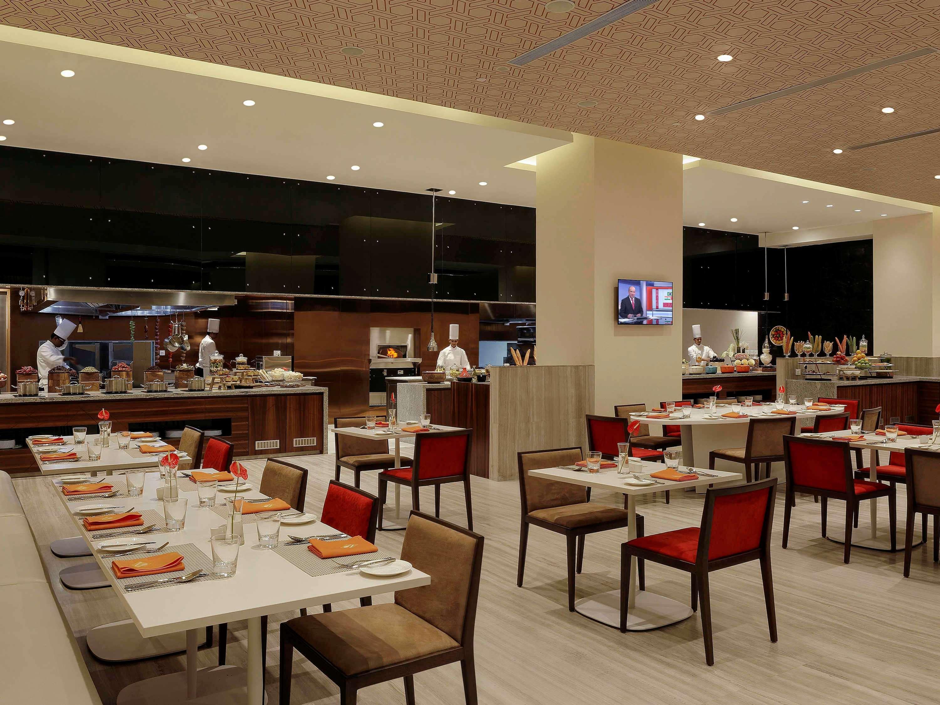 Novotel Chennai Sipcot Exteriör bild The restaurant