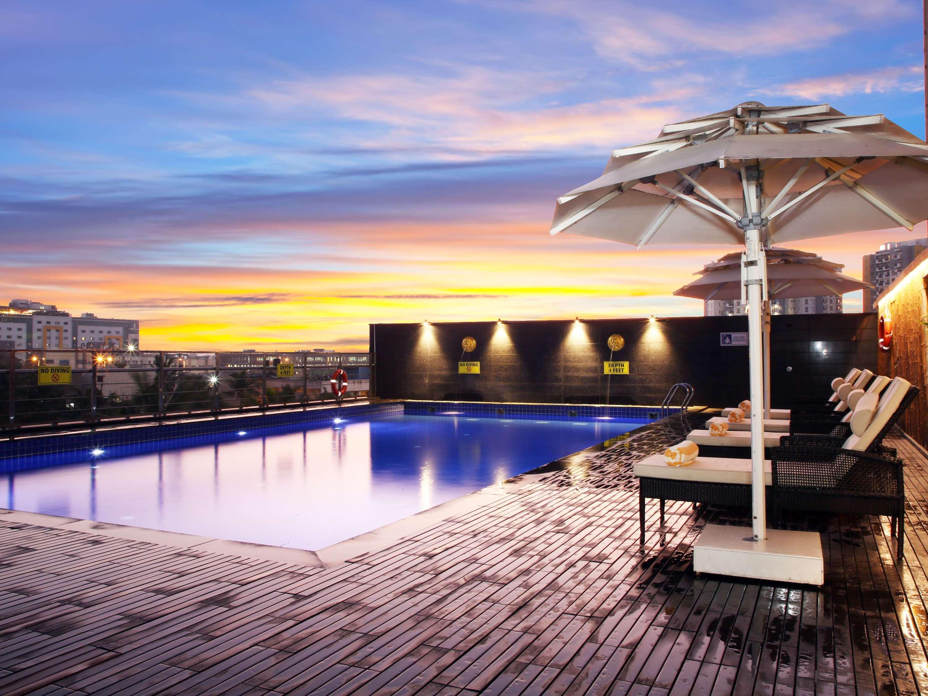 Novotel Chennai Sipcot Exteriör bild The swimming pool at the hotel