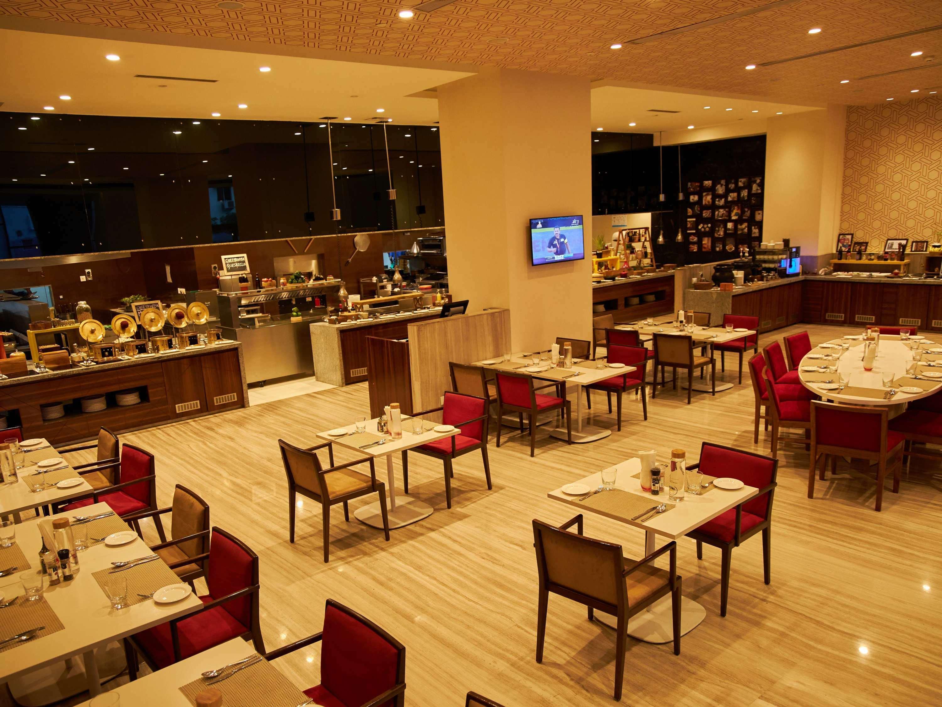 Novotel Chennai Sipcot Exteriör bild The restaurant at the hotel