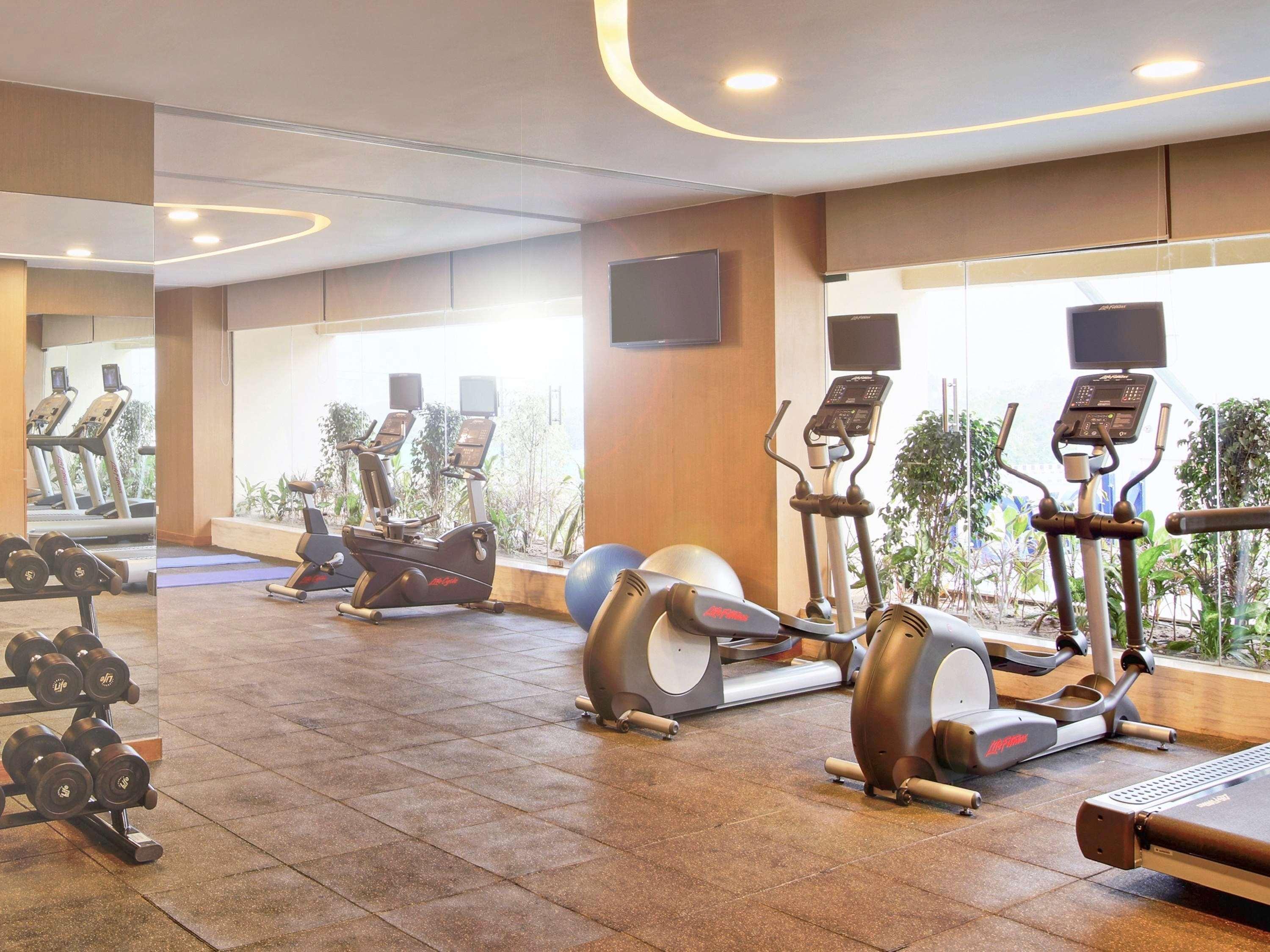 Novotel Chennai Sipcot Exteriör bild The gym at the hotel