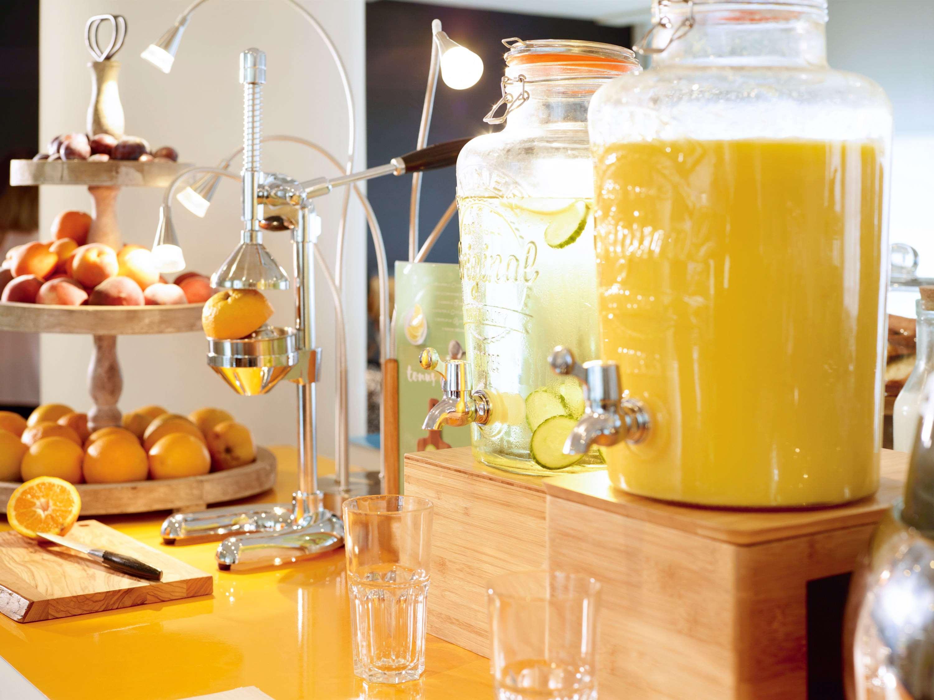 Novotel Chennai Sipcot Exteriör bild A juice dispenser