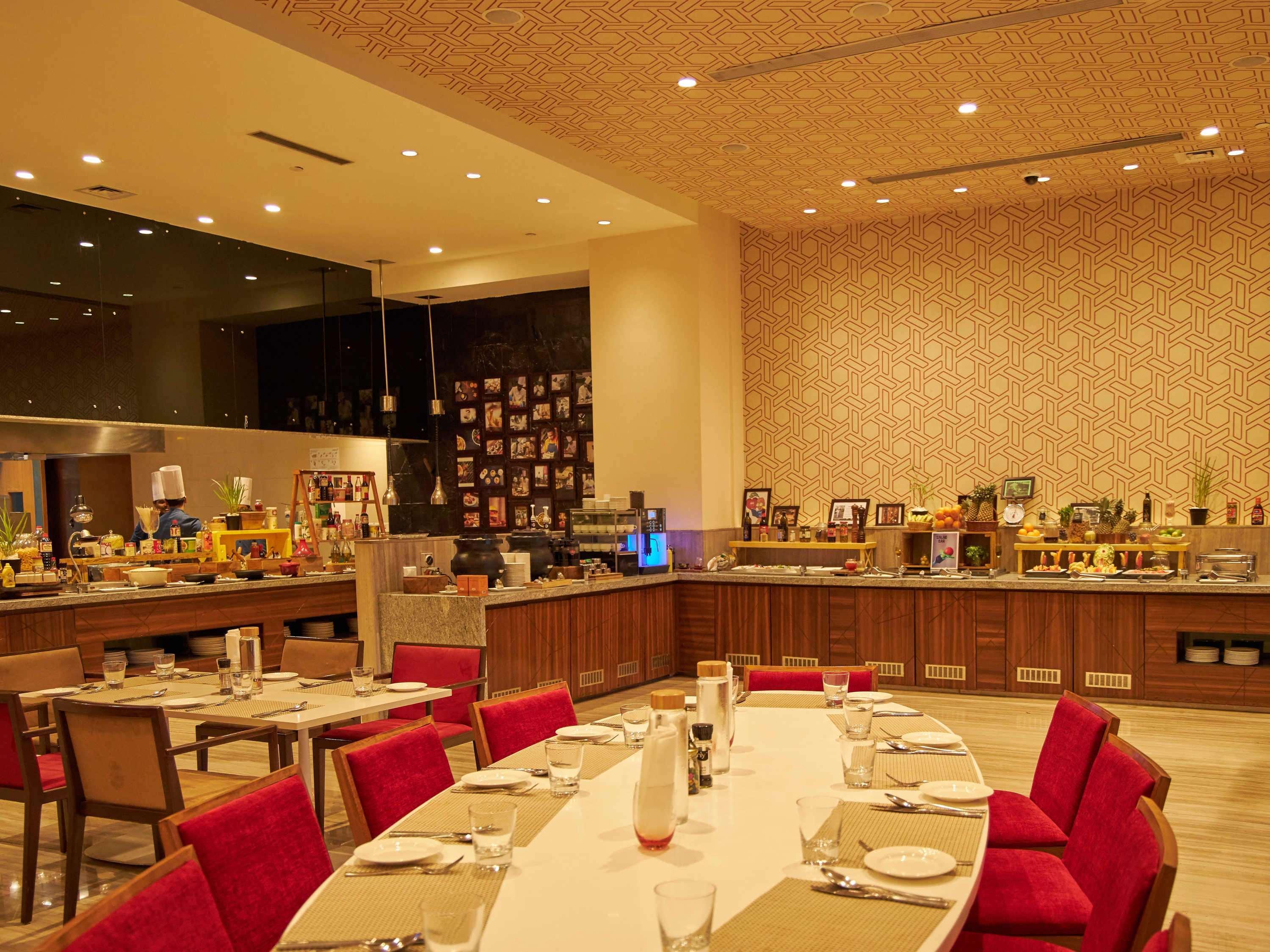 Novotel Chennai Sipcot Exteriör bild The buffet at the hotel