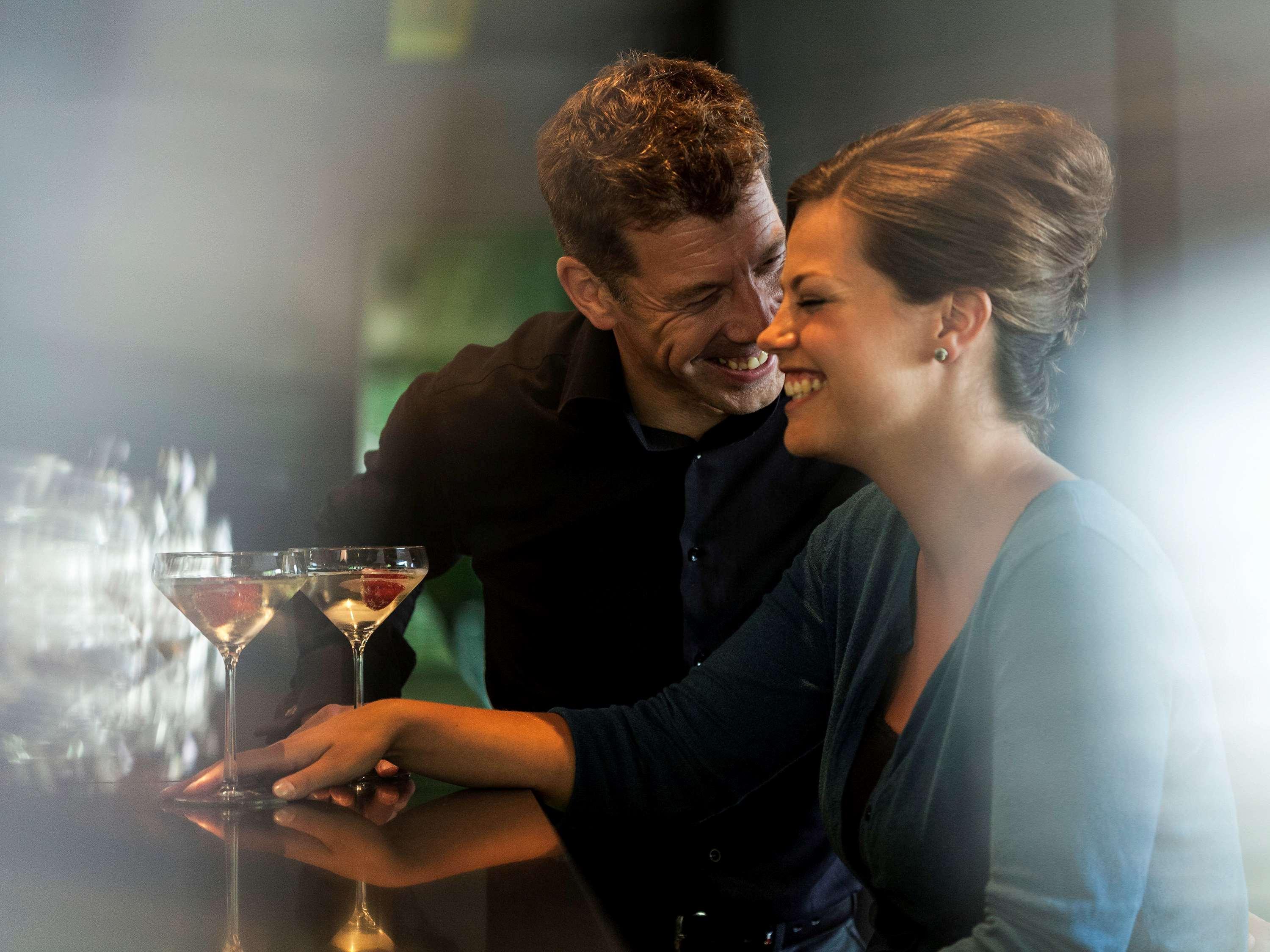 Novotel Chennai Sipcot Exteriör bild A couple flirting