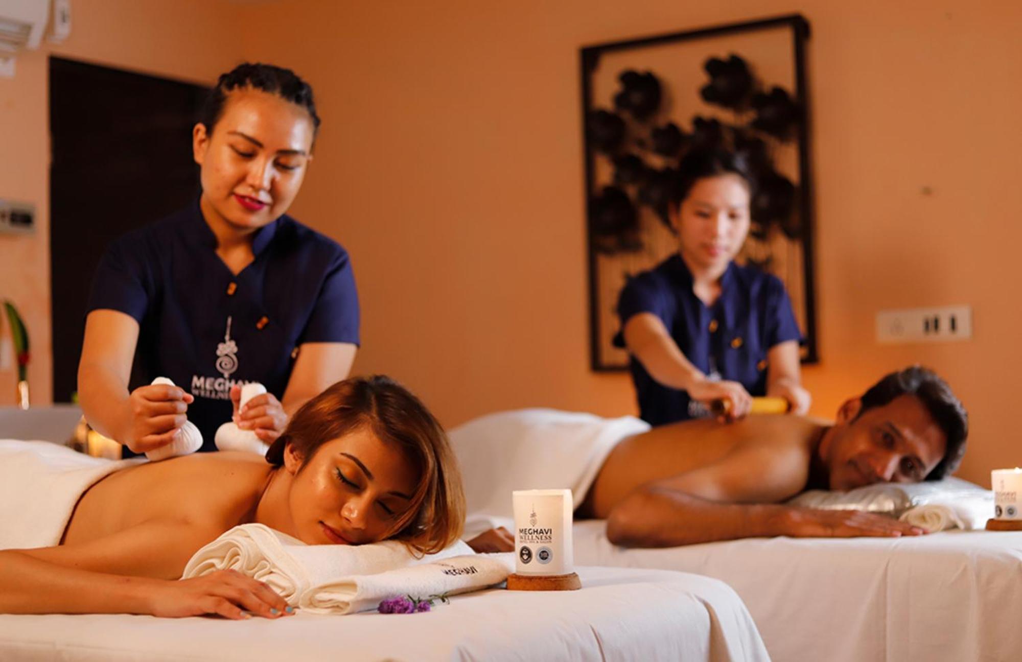 Novotel Chennai Sipcot Exteriör bild Ayurvedic massage at a spa in India
