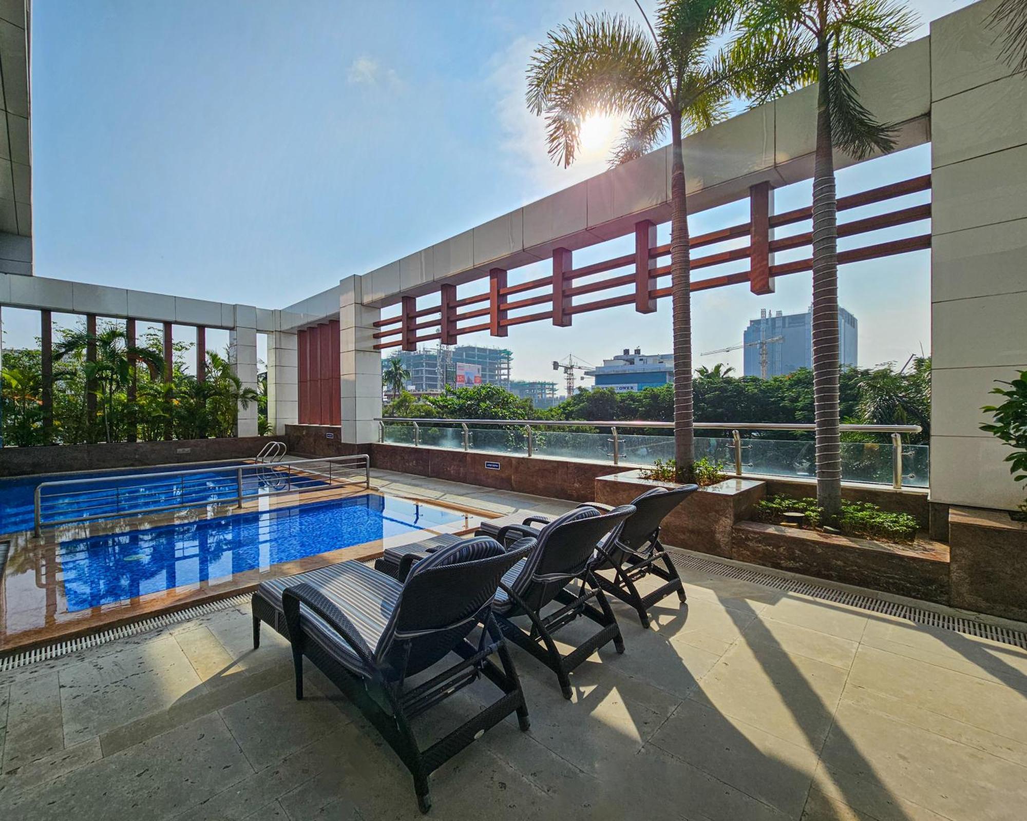 Novotel Chennai Sipcot Exteriör bild Rooftop pool