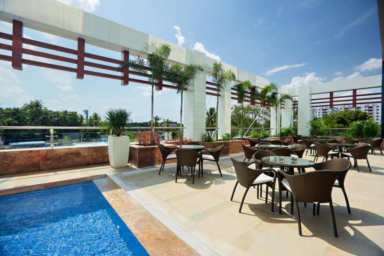 Novotel Chennai Sipcot Exteriör bild Rooftop pool at the hotel