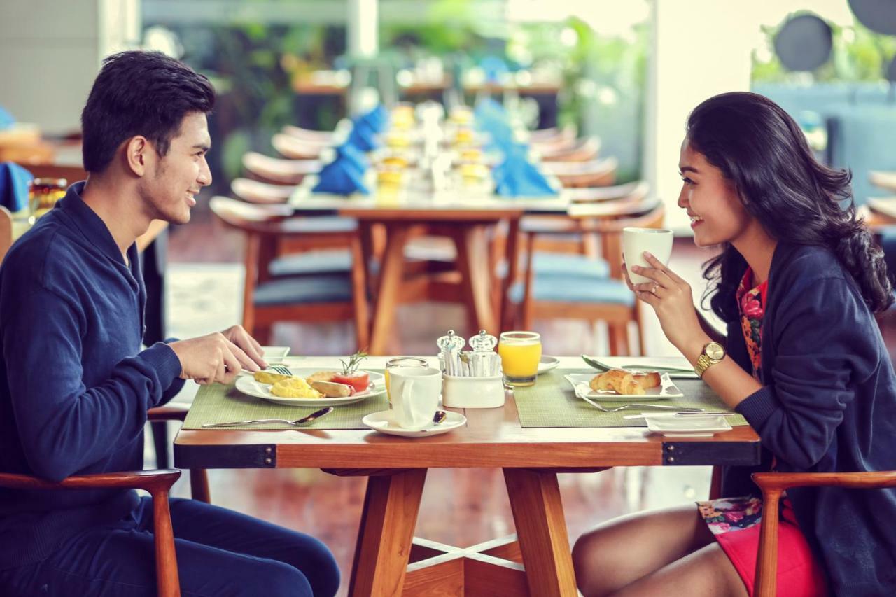 Novotel Chennai Sipcot Exteriör bild A couple eating breakfast