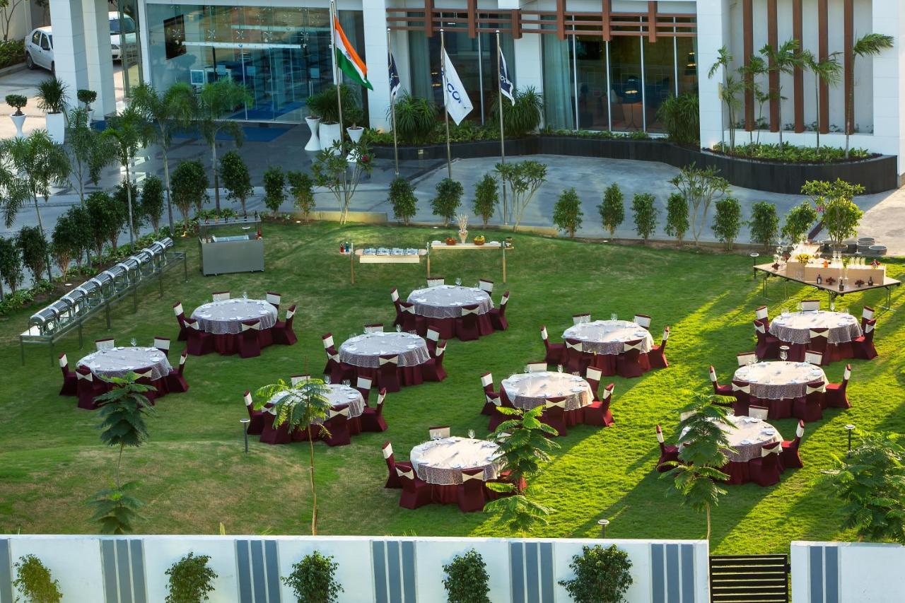 Novotel Chennai Sipcot Exteriör bild The lawn at the hotel