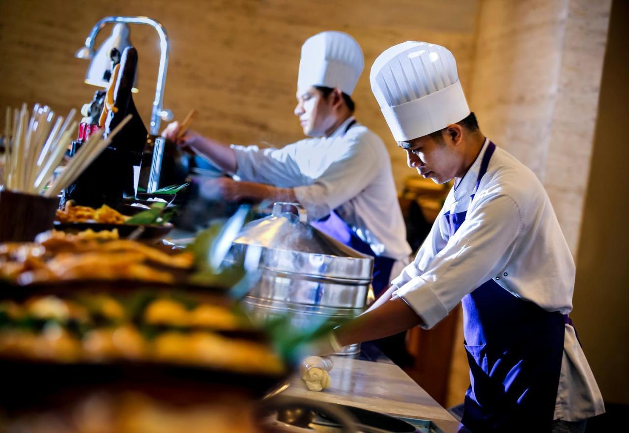 Novotel Chennai Sipcot Exteriör bild A chef at work