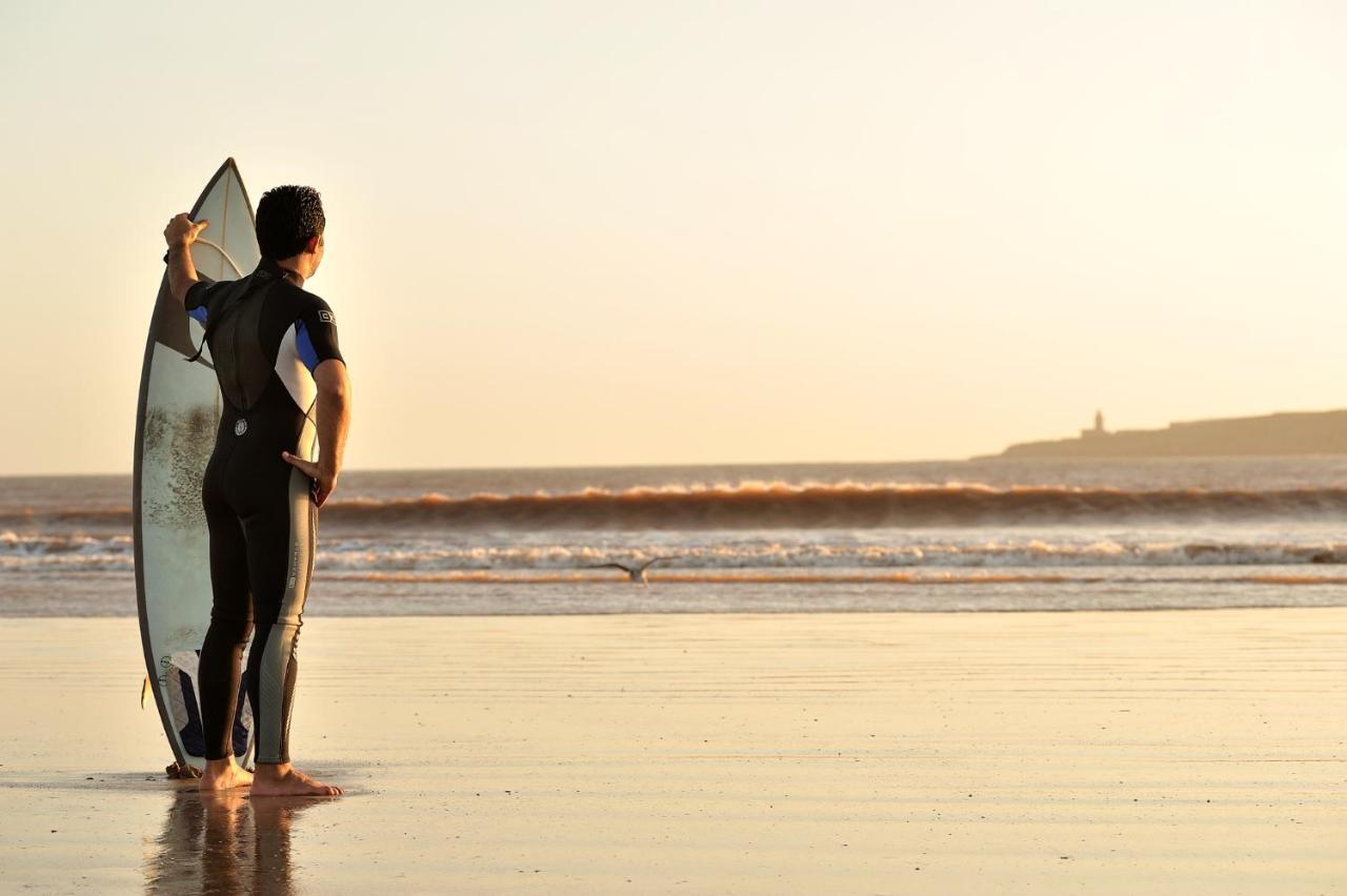 Novotel Chennai Sipcot Exteriör bild Surfer at the beach