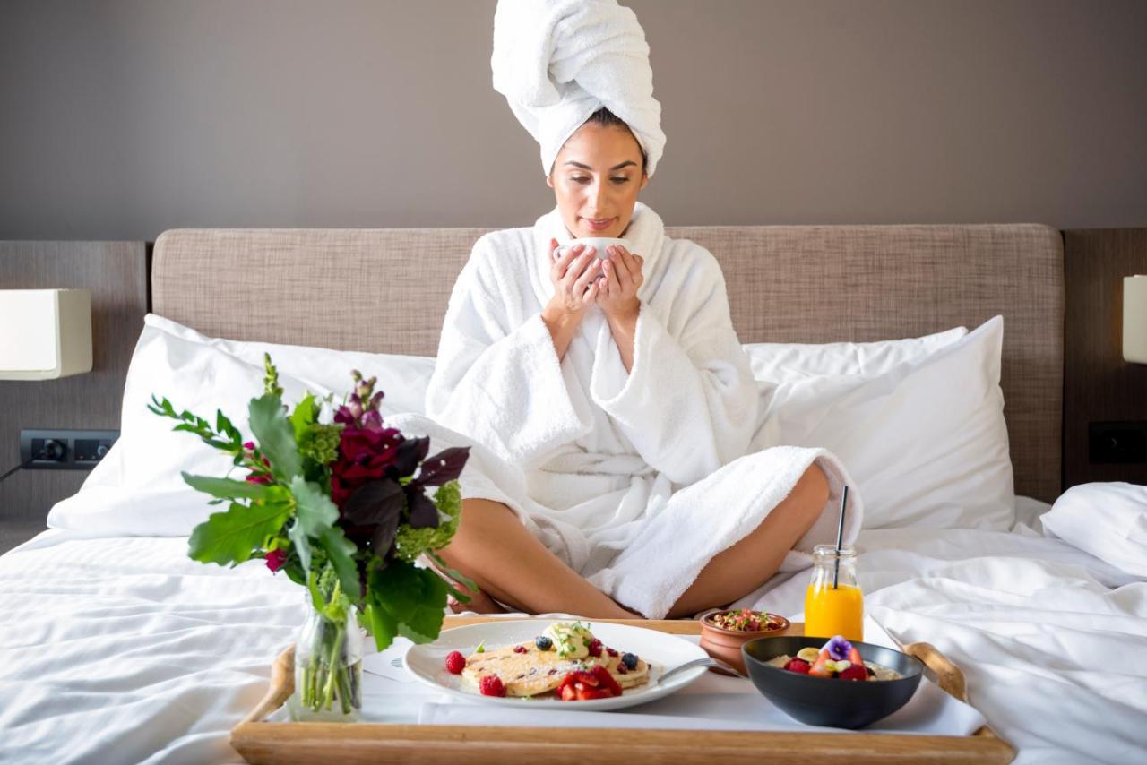 Novotel Chennai Sipcot Exteriör bild A woman in a bathrobe